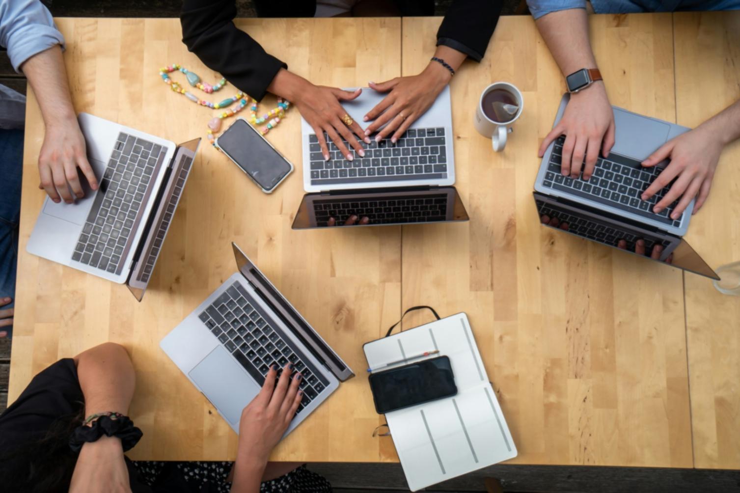 Moderne KI-Forschung und neuronale Netzwerk-Entwicklung in unserem hochmodernen Labor mit fortschrittlicher Technologie